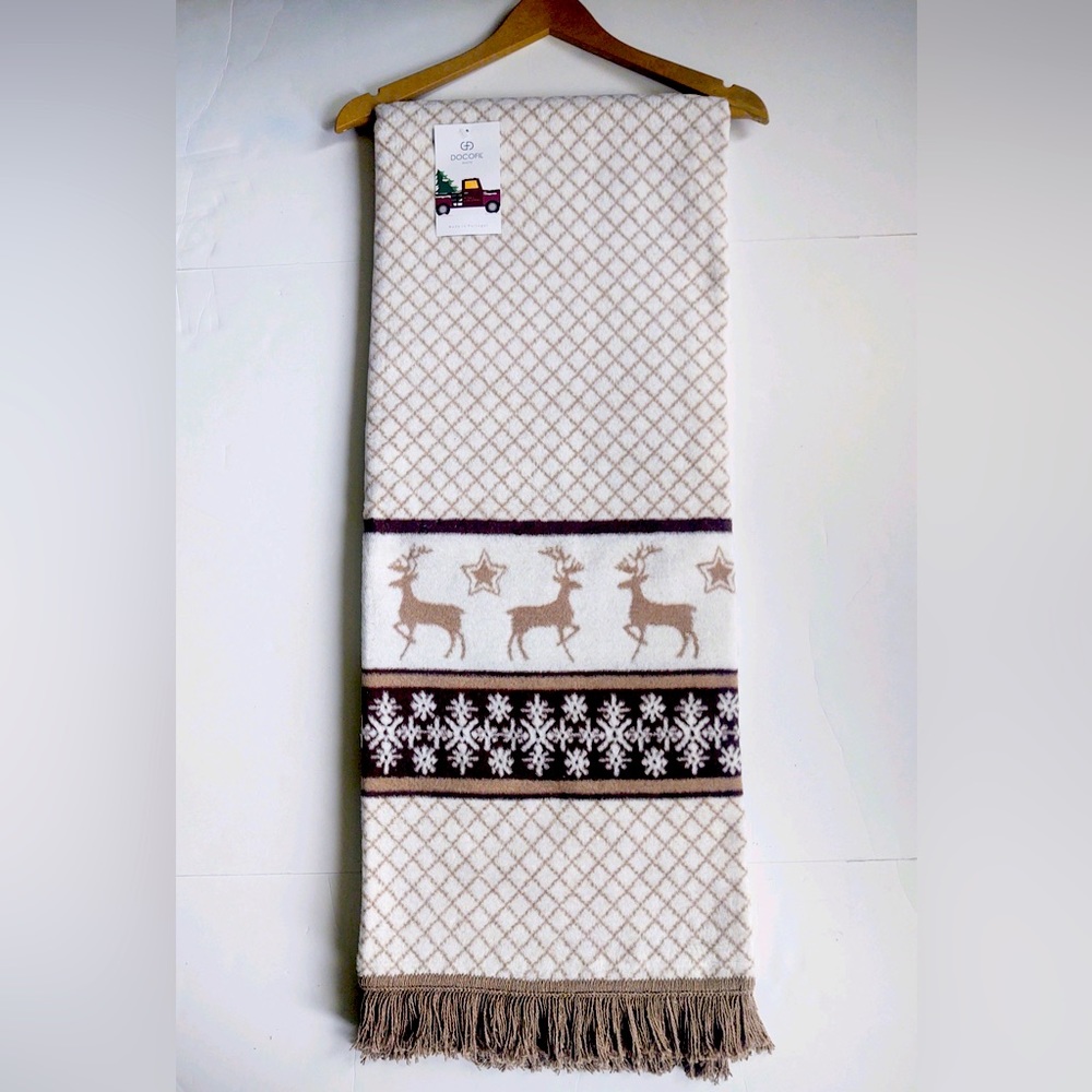 🎁Docofil White Reindeer, Snowflakes and Stars Holiday Throw Blanket